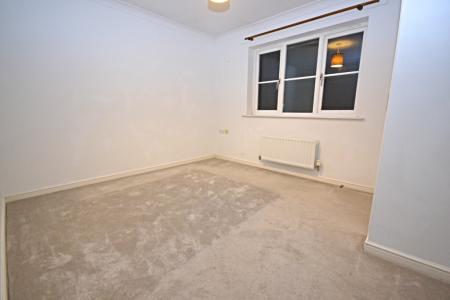 2 bedroom Flat to let in Granary Close, Horsham, RH12