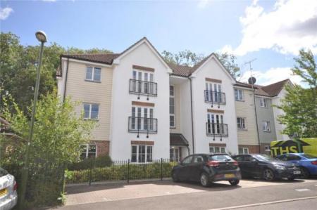 2 bedroom Flat to let in Granary Close, Horsham, RH12
