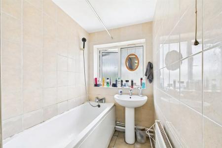 3 bedroom Terraced House to let in Climping Road, Ifield, Crawley, RH11