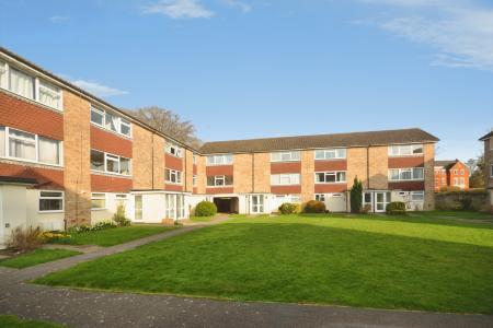 3 bedroom Maisonette to let in York Close, Horsham, RH13