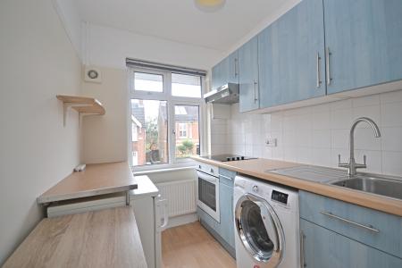 1 bedroom Maisonette to let in Oakhill Road, Horsham, RH13