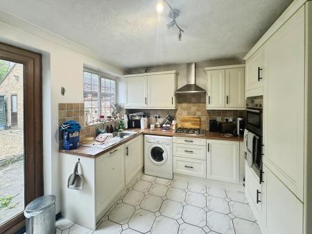 2 bedroom End of terrace house for sale in Norfolk Close, Bewbush, Crawley, RH11