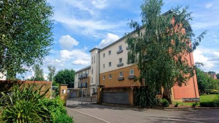 2 bedroom Apartment for sale in Trafalgar Gardens, Pound Hill, Crawley, RH10