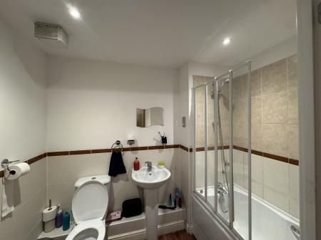 2 bedroom Apartment for sale in Trafalgar Gardens, Pound Hill, Crawley, RH10