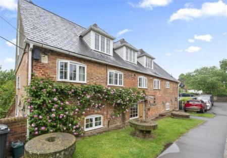 2 bedroom Flat to let in London Road, Dorking, RH4