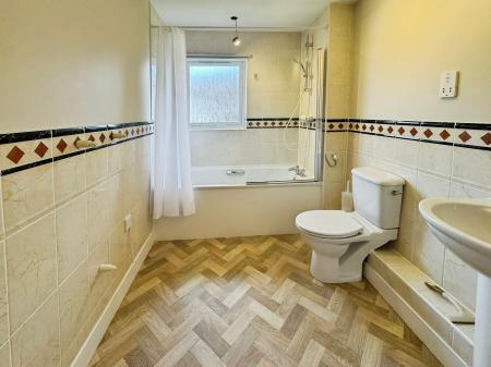 2 bedroom Flat to let in Three Bridges Road, Crawley, RH10