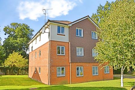 2 bedroom Flat to let in Three Bridges Road, Crawley, RH10