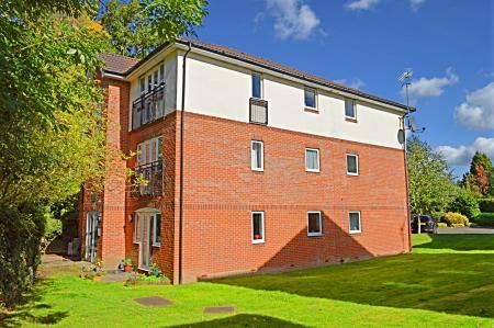 2 bedroom Flat to let in Three Bridges Road, Crawley, RH10