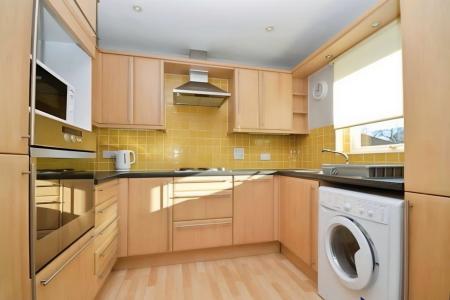 2 bedroom Flat to let in Three Bridges Road, Crawley, RH10