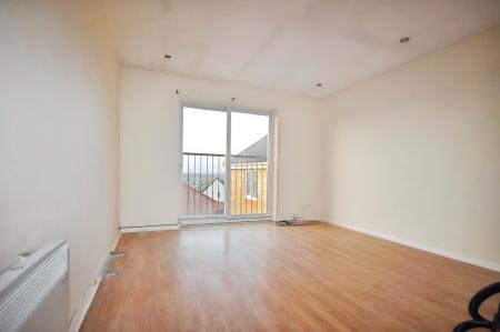 2 bedroom Apartment for sale in Lyon Close, Maidenbower, Crawley, RH10