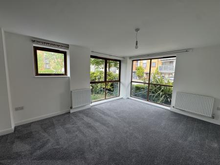 2 bedroom Flat to let in Commonwealth Drive, Three Bridges, Crawley, RH10