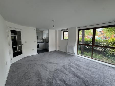 2 bedroom Flat to let in Commonwealth Drive, Three Bridges, Crawley, RH10