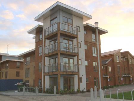 2 bedroom Flat to let in Commonwealth Drive, Three Bridges, Crawley, RH10