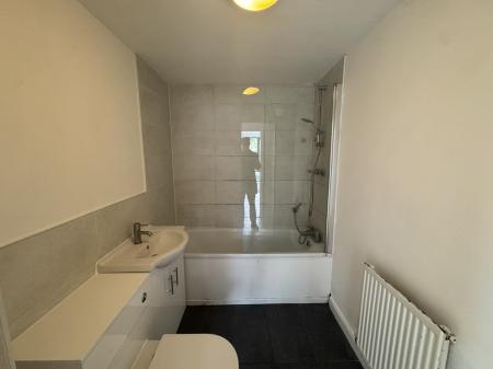 2 bedroom Flat to let in Commonwealth Drive, Three Bridges, Crawley, RH10
