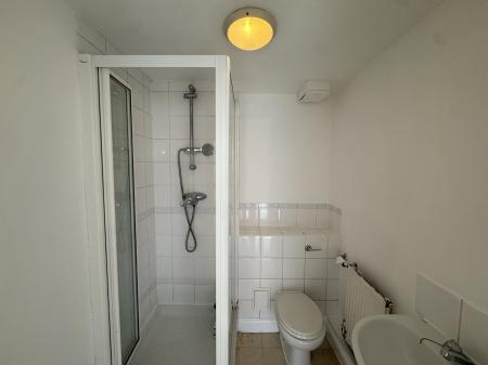 2 bedroom Flat to let in Commonwealth Drive, Three Bridges, Crawley, RH10