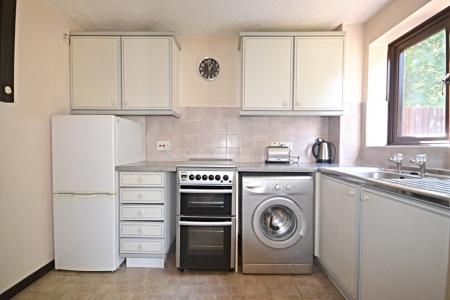 1 bedroom End of terrace house to let in Carlton Tye, Horley, RH6