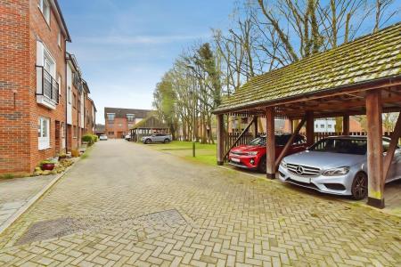 4 bedroom Town house for sale in Delrogue Road, Ifield, Crawley, RH11