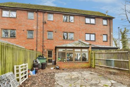 4 bedroom Town house for sale in Delrogue Road, Ifield, Crawley, RH11