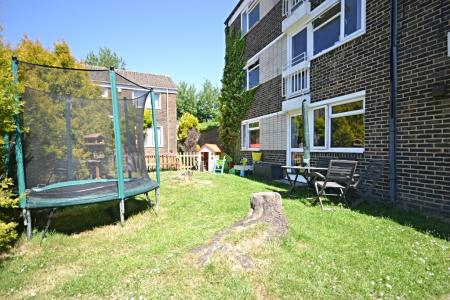 2 bedroom Flat to let in Dedisham Close, Furnace Green, Crawley, RH10