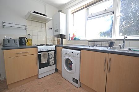 2 bedroom Flat to let in Dedisham Close, Furnace Green, Crawley, RH10