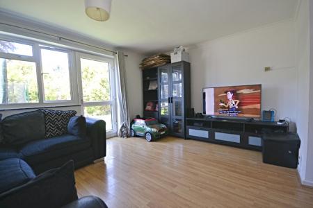 2 bedroom Flat to let in Dedisham Close, Furnace Green, Crawley, RH10