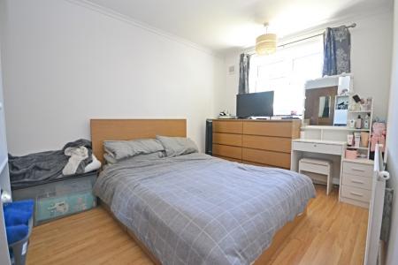 2 bedroom Flat to let in Dedisham Close, Furnace Green, Crawley, RH10