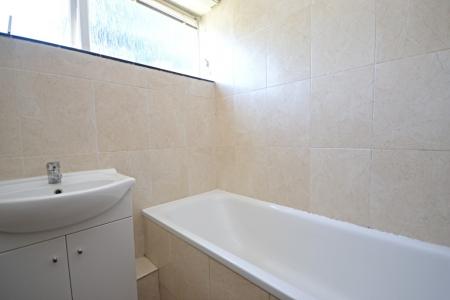 2 bedroom Flat to let in Dedisham Close, Furnace Green, Crawley, RH10