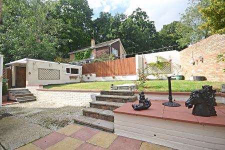 4 bedroom Detached house to let in Fountains Close, Gossops Green, Crawley, RH11