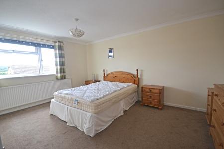 4 bedroom Detached house to let in Fountains Close, Gossops Green, Crawley, RH11