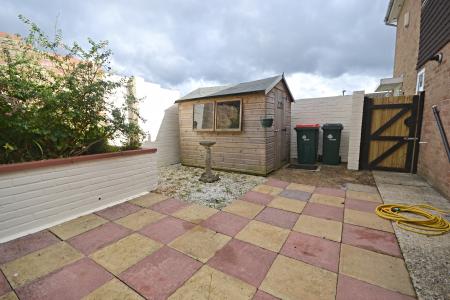 4 bedroom Detached house to let in Fountains Close, Gossops Green, Crawley, RH11
