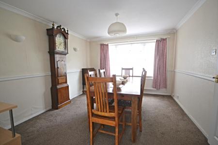 4 bedroom Detached house to let in Fountains Close, Gossops Green, Crawley, RH11