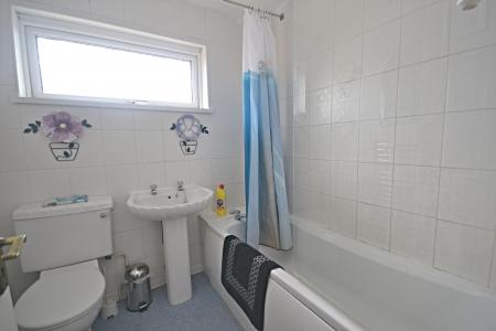4 bedroom Detached house to let in Fountains Close, Gossops Green, Crawley, RH11