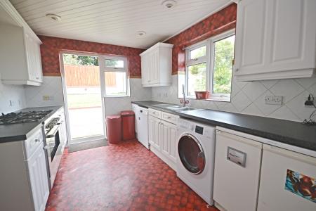 4 bedroom Detached house to let in Fountains Close, Gossops Green, Crawley, RH11