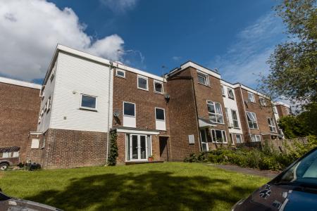 2 bedroom Ground floor maisonette to let in Hyde Heath Court, Pound Hill, Crawley, RH10