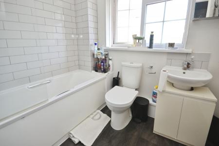 3 bedroom Terraced House to let in Strathmore Road, Ifield, Crawley, RH11