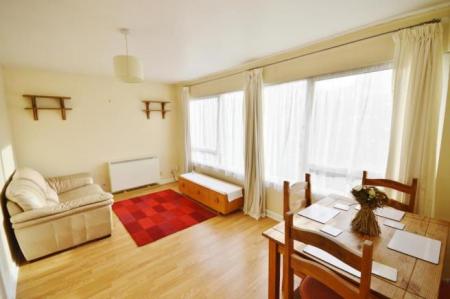 1 bedroom Flat to let in Longbridge Road, Horley, RH6