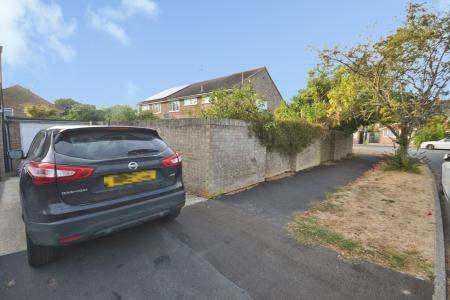 4 bedroom Semi-detached house to let in Erica Way, Horsham, RH12