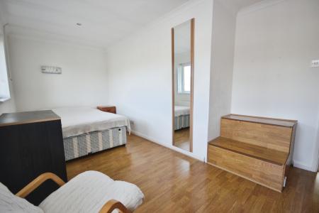 4 bedroom Semi-detached house to let in Erica Way, Horsham, RH12