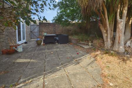 4 bedroom Semi-detached house to let in Erica Way, Horsham, RH12