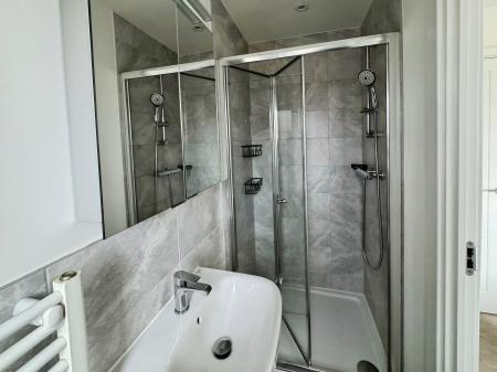 2 bedroom End of terrace house to let in Brighton Link, Faygate, RH12
