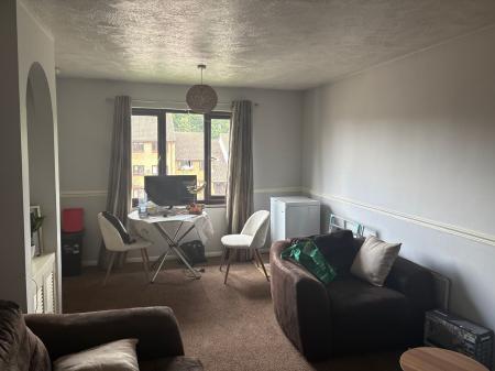 2 bedroom Flat to let in Wallis Way, Horsham, RH13