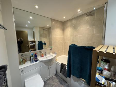 2 bedroom Flat to let in Wallis Way, Horsham, RH13