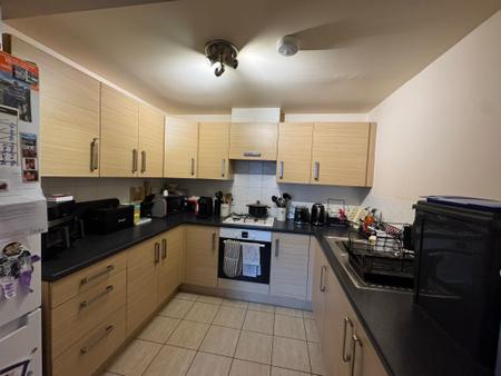 2 bedroom Flat to let in Stone Court, Worth, Crawley, RH10