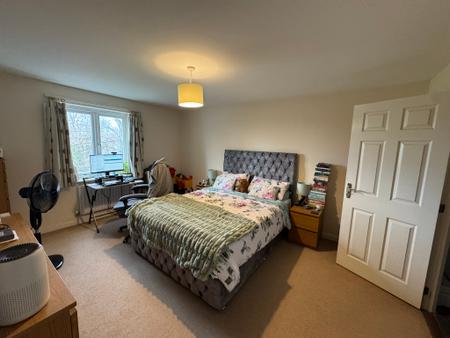2 bedroom Flat to let in Stone Court, Worth, Crawley, RH10