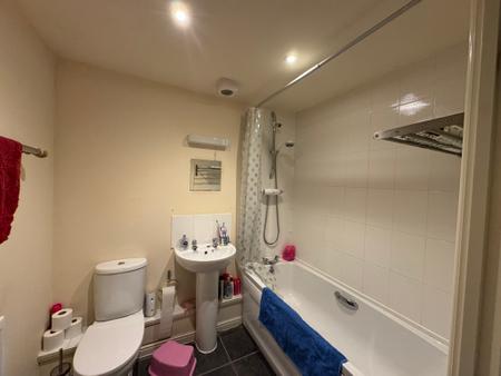 2 bedroom Flat to let in Stone Court, Worth, Crawley, RH10
