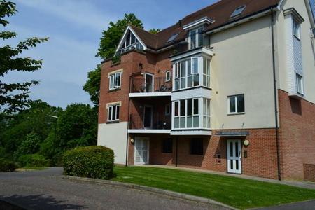 2 bedroom Flat to let in Stone Court, Worth, Crawley, RH10