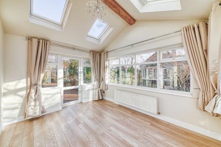 4 bedroom Detached house for sale in Latham Close, Burton on Trent, DE15