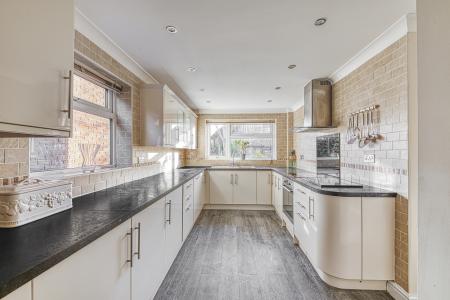 4 bedroom Detached house for sale in Latham Close, Burton on Trent, DE15