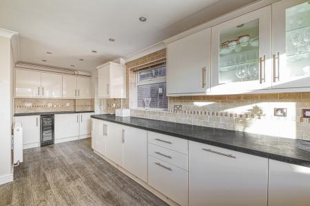 4 bedroom Detached house for sale in Latham Close, Burton on Trent, DE15