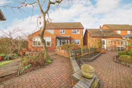 4 bedroom Detached house for sale in Latham Close, Burton on Trent, DE15